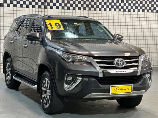 TOYOTA-HILUX SW4-2.8 SRX 4X4 7 LUGARES 16V TURBO INTERCOOLER DIESEL 4P AUTOMÁTICO TOYOTA-HILUX SW4-2018