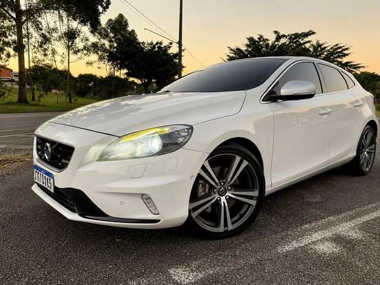 VOLVO-V40-2014