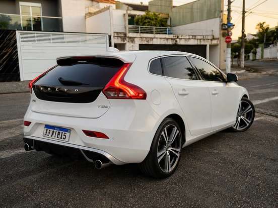 VOLVO-V40-2.0 T5 R DESIGN TURBO GASOLINA 4P AUTOMÁTICO VOLVO-V40-2014