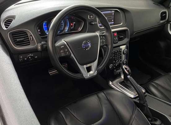 VOLVO-V40-2014