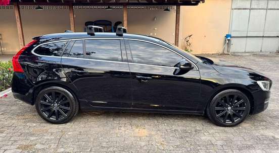 VOLVO-V60-2.0 T4 MOMENTUM GASOLINA 4P AUTOMÁTICO VOLVO-V60-2017