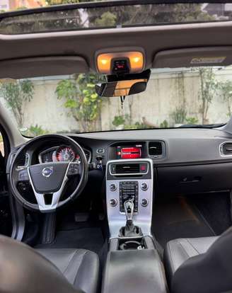VOLVO-V60-2.0 T4 MOMENTUM GASOLINA 4P AUTOMÁTICO VOLVO-V60-2017