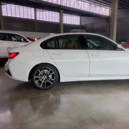 BMW-320i-2022