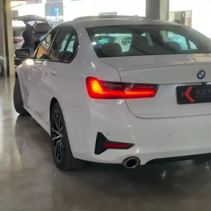 BMW-320i-2022