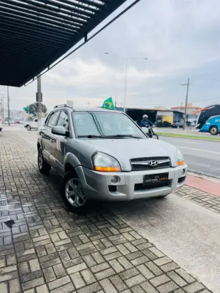 HYUNDAI TUCSON 2.0 MPFI GLS 16V 143CV 2WD GASOLINA 4P AUTOMÁTICO HYUNDAI TUCSON 2.0 MPFI GLS 16V 143CV 2WD GASOLINA 4P AUTOMÁTICO