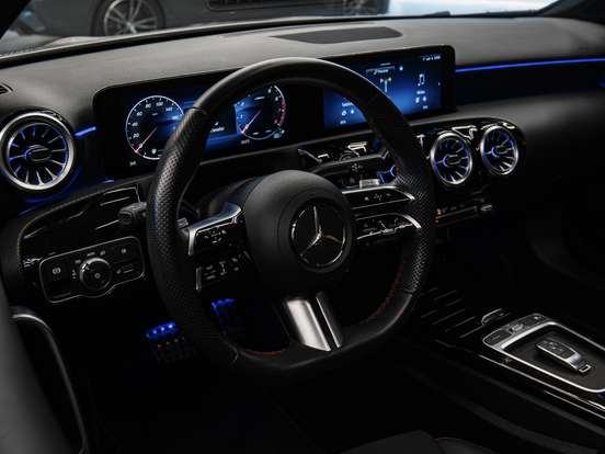MERCEDES-BENZ-A 200-2023