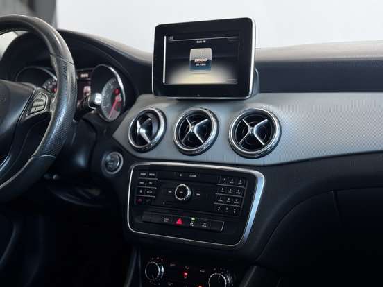 MERCEDES-BENZ-GLA 200-2016