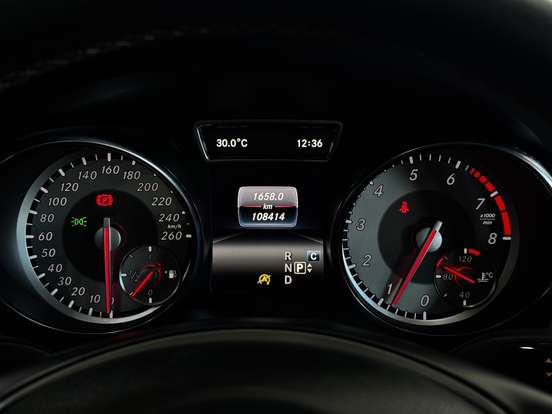 MERCEDES-BENZ-GLA 200-2016