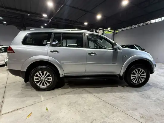 MITSUBISHI-PAJERO-2017