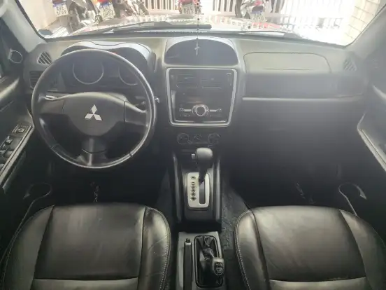 MITSUBISHI-PAJERO TR4-2.0 4X4 16V 140CV FLEX 4P AUTOMÁTICO MITSUBISHI-PAJERO TR4-2011