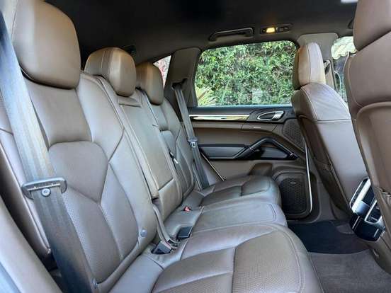 PORSCHE-CAYENNE-2016