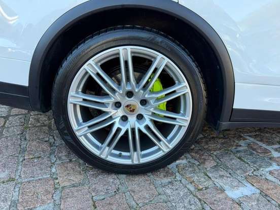 PORSCHE-CAYENNE-2016