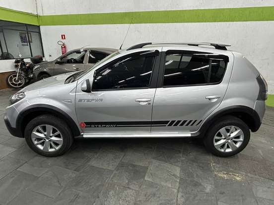 RENAULT-SANDERO-2013