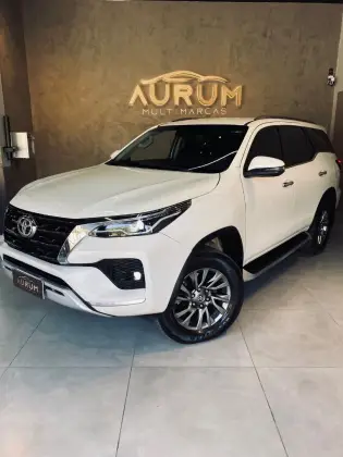 TOYOTA HILUX SW4 2.8 D-4D TURBO DIESEL SRX 7L 4X4 AUTOMÁTICO