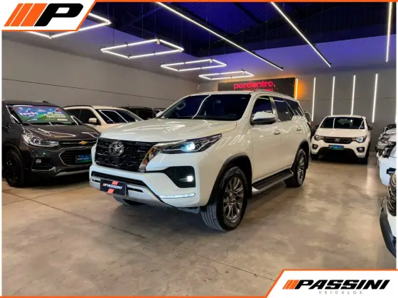 TOYOTA HILUX SW4 2.8 D-4D TURBO DIESEL SRX 7L 4X4 AUTOMÁTICO