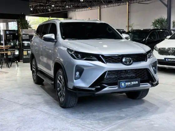 TOYOTA HILUX SW4 2.8 D-4D TURBO DIESEL SRX PLATINUM 7L 4X4 AUTOMÁTICO