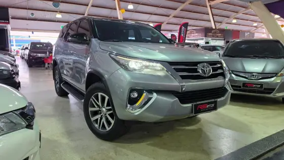 TOYOTA HILUX SW4 2.8 SRX 4X4 7 LUGARES 16V TURBO INTERCOOLER DIESEL 4P AUTOMÁTICO TOYOTA HILUX SW4 2.8 SRX 4X4 7 LUGARES 16V TURBO INTERCOOLER DIESEL 4P AUTOMÁTICO
