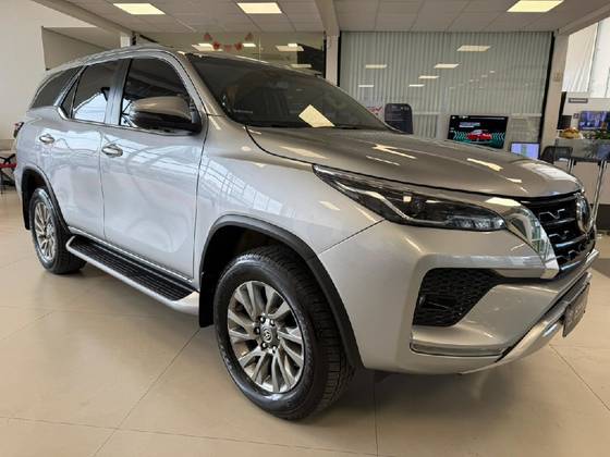 TOYOTA HILUX SW4 2.8 D-4D TURBO DIESEL SRX 7L 4X4 AUTOMÁTICO