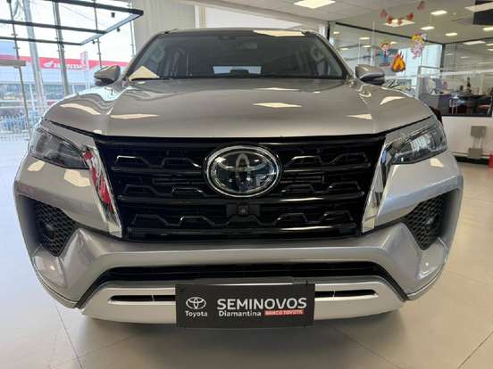 TOYOTA-HILUX SW4-2023