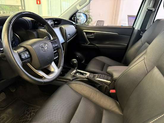 TOYOTA-HILUX SW4-2023