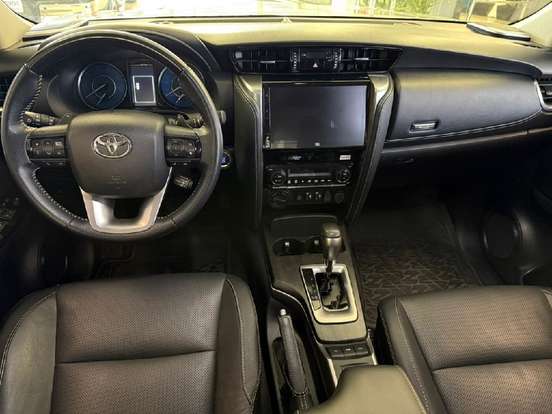 TOYOTA-HILUX SW4-2023
