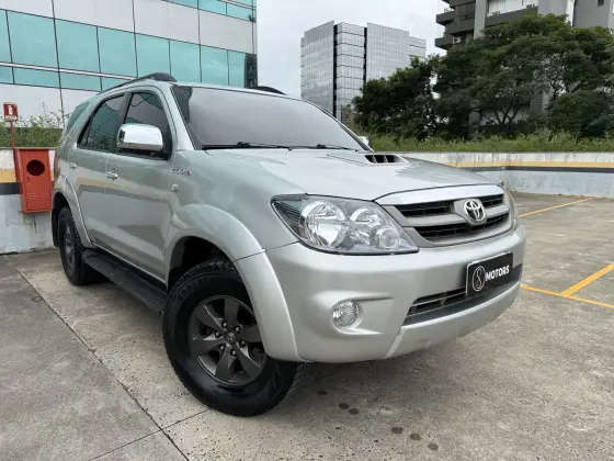 TOYOTA HILUX SW4 3.0 SRV 4X4 16V TURBO INTERCOOLER DIESEL 4P AUTOMÁTICO TOYOTA HILUX SW4 3.0 SRV 4X4 16V TURBO INTERCOOLER DIESEL 4P AUTOMÁTICO