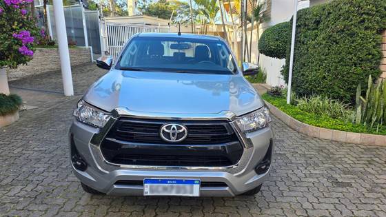 TOYOTA HILUX 2.8 D-4D TURBO DIESEL CD SRV 4X4 AUTOMÁTICO