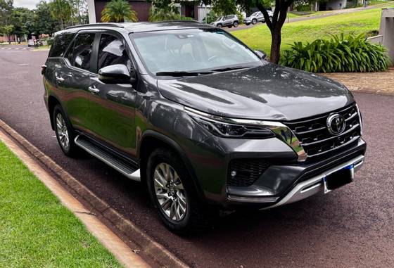 TOYOTA HILUX SW4 2.8 D-4D TURBO DIESEL SRX 7L 4X4 AUTOMÁTICO
