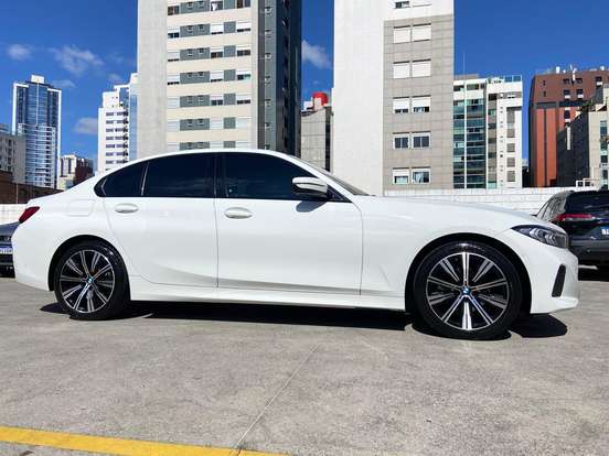 BMW-320i-2023
