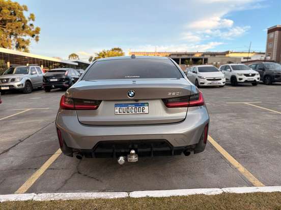 BMW-320i-2022