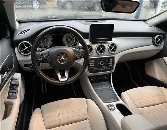 MERCEDES-BENZ-GLA 200-2017
