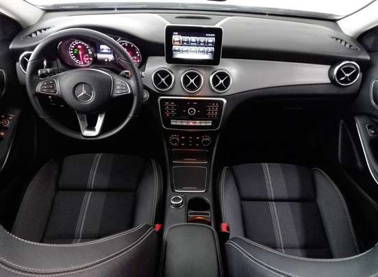 MERCEDES-BENZ-GLA 200-2019