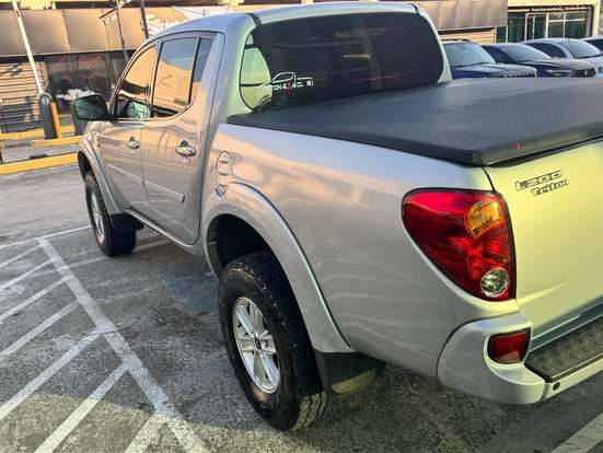 MITSUBISHI-L200-2010