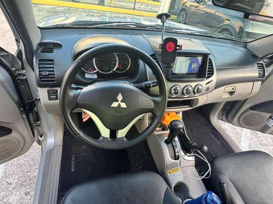 MITSUBISHI-L200-2010
