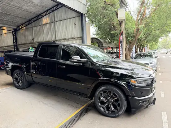 RAM-1500-5.7 V8 GASOLINA LIMITED NIGHT EDITION CD 4X4 AUTOMÁTICO RAM-1500-2023