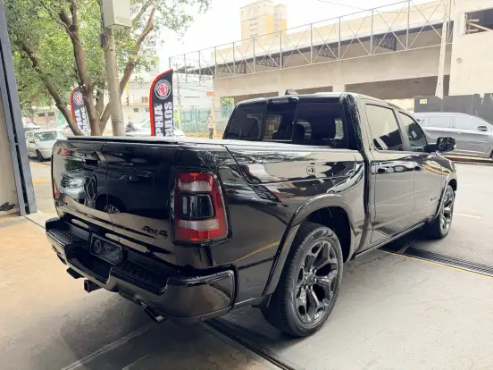 RAM-1500-5.7 V8 GASOLINA LIMITED NIGHT EDITION CD 4X4 AUTOMÁTICO RAM-1500-2023