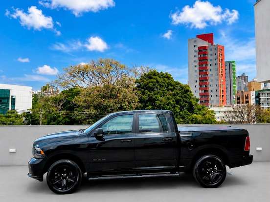 RAM-CLASSIC-5.7 V8 GASOLINA LARAMIE NIGHT EDITION CD 4X4 AUTOMÁTICO RAM-CLASSIC-2023