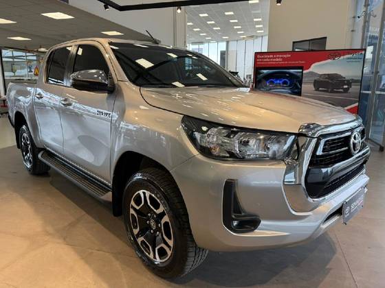 TOYOTA HILUX 2.8 D-4D TURBO DIESEL CD SRV 4X4 AUTOMÁTICO