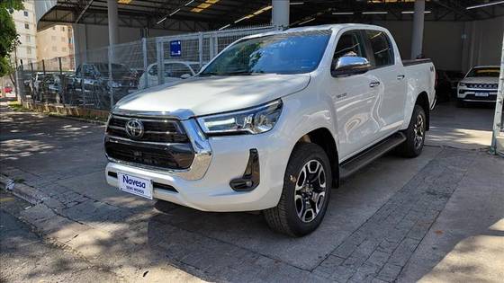 TOYOTA HILUX 2.8 D-4D TURBO DIESEL CD SRX 4X4 AUTOMÁTICO