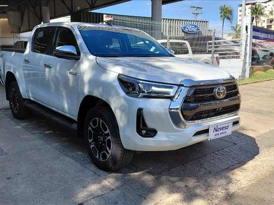 TOYOTA-HILUX-2.8 D-4D TURBO DIESEL CD SRX 4X4 AUTOMÁTICO TOYOTA-HILUX-2025