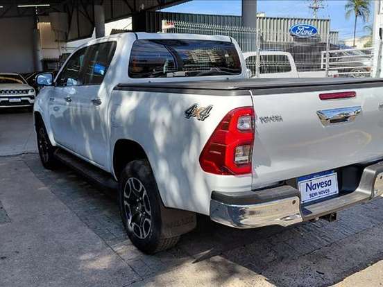 TOYOTA-HILUX-2.8 D-4D TURBO DIESEL CD SRX 4X4 AUTOMÁTICO TOYOTA-HILUX-2025