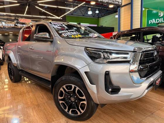 TOYOTA HILUX 2.8 D-4D TURBO DIESEL CD SRX PLUS 4X4 AUTOMÁTICO