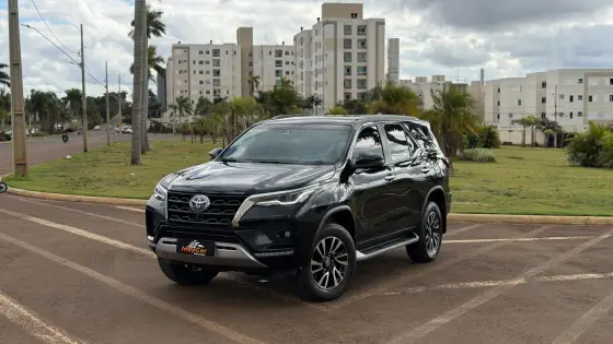 TOYOTA HILUX SW4 2.8 D-4D TURBO DIESEL SRX 7L 4X4 AUTOMÁTICO