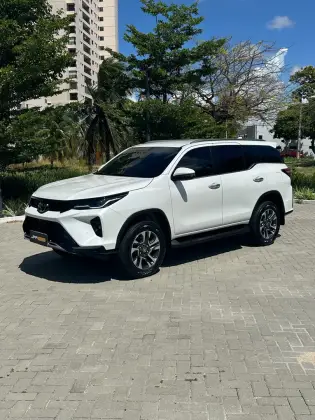 TOYOTA HILUX SW4 2.8 D-4D TURBO DIESEL SRX PLATINUM 7L 4X4 AUTOMÁTICO TOYOTA HILUX SW4 2.8 D-4D TURBO DIESEL SRX PLATINUM 7L 4X4 AUTOMÁTICO