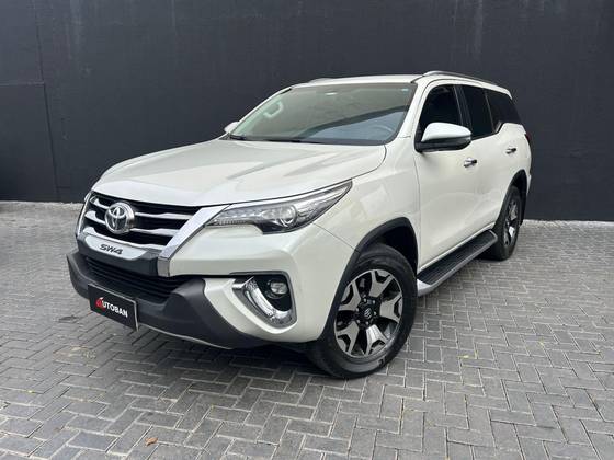 TOYOTA HILUX SW4 2.8 SRX DIAMOND 4X4 7 LUGARES 16V TURBO INTERCOOLER DIESEL 4P AUTOMÁTICO