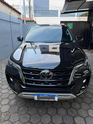 TOYOTA HILUX SW4 2.8 D-4D TURBO DIESEL SRX 7L 4X4 AUTOMÁTICO