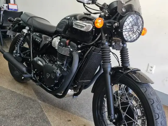 TRIUMPH-BONNEVILLE T100 BLACK 900 TRIUMPH-BONNEVILLE T100 BLACK 900-2018
