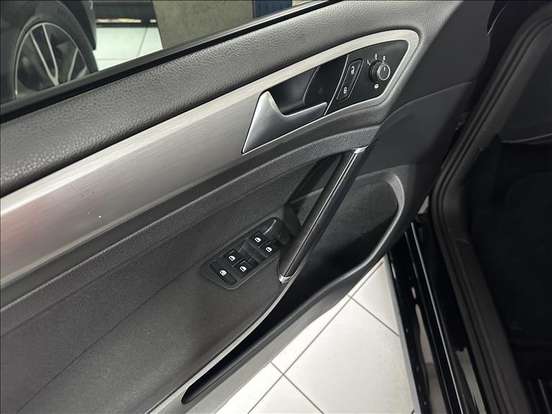 VOLKSWAGEN-GOLF-2015