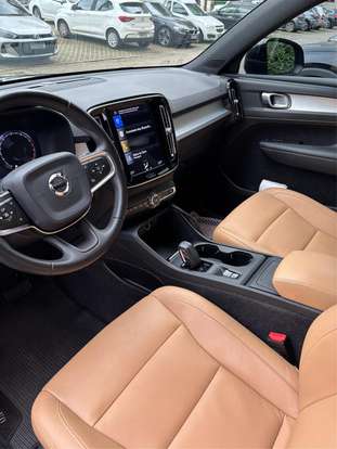 VOLVO-XC40-2020