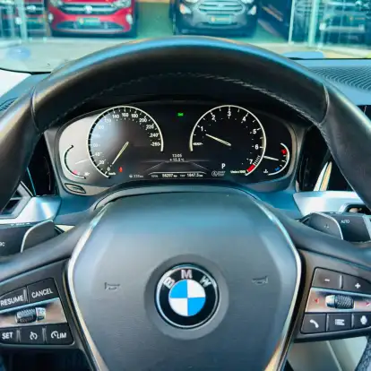 BMW-320i-2019